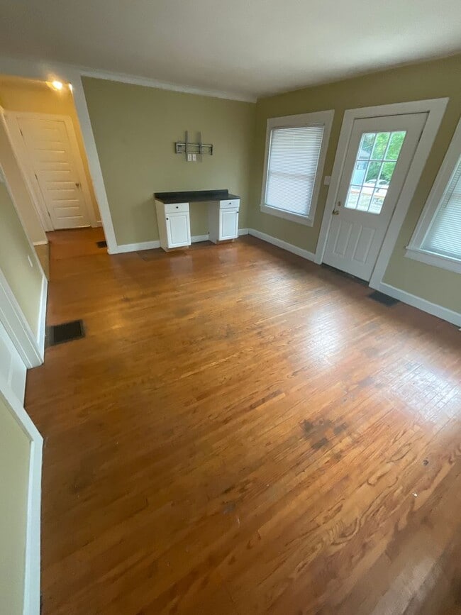 Building Photo - ***AVAILABLE AUGUST 2027*** 5 Bed 2 Bath house. Close to business school. Excellent Location!