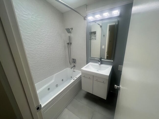 Building Photo - Beautiful 2 bed 1 bath end unit condo/town...