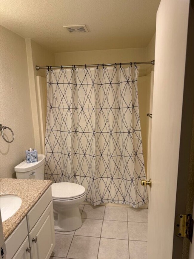 Building Photo - Single Story Halfplex in Natomas
