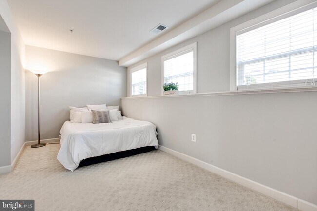 Building Photo - 2021 Crescent Moon Ct