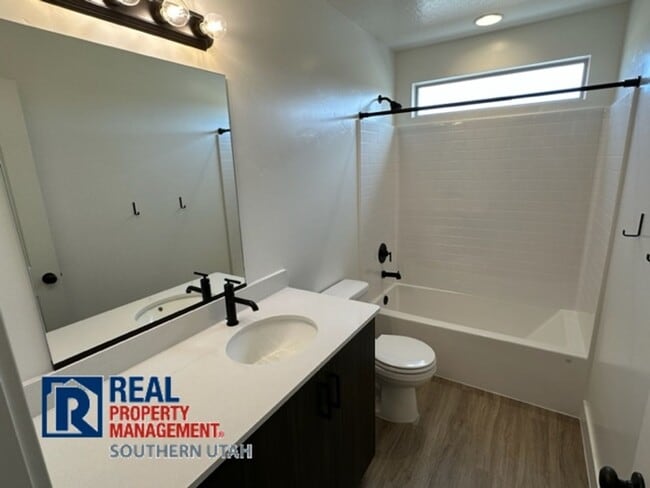 Building Photo - Townhome in South Desert