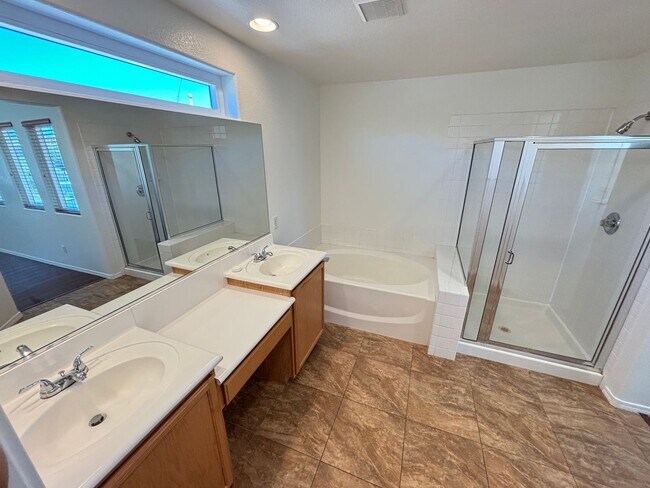 Building Photo - Beautiful 5Bed/2.5Bath/2Car home located near Seven Hills