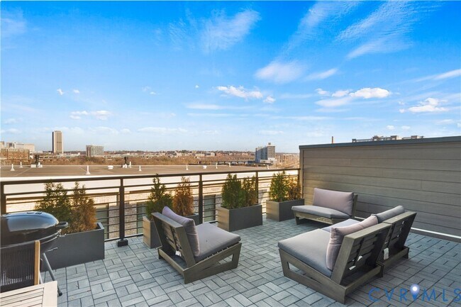 Building Photo - 441 W 7th St