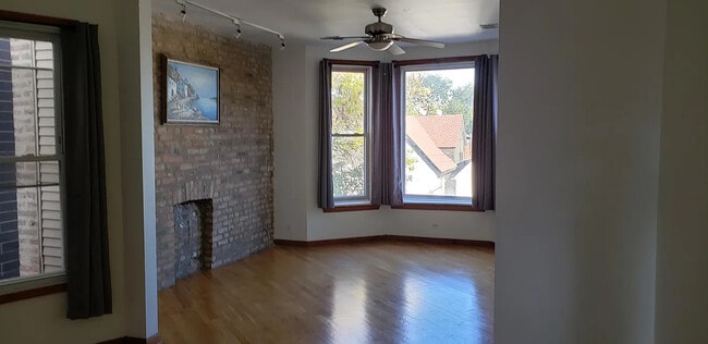 Building Photo - 2114 N California Ave