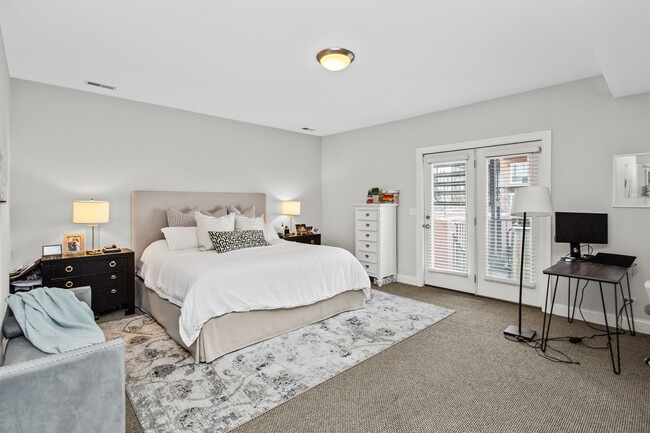 Building Photo - 3928 N Greenview Ave