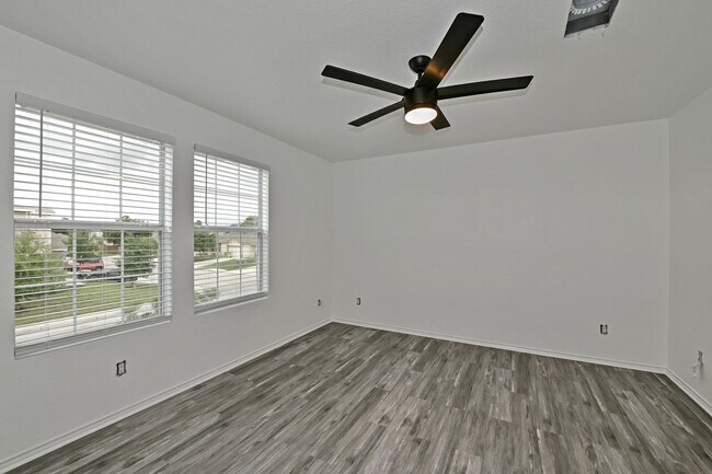 Building Photo - 5 bed | 3 bath | Corner lot | Fully remode...