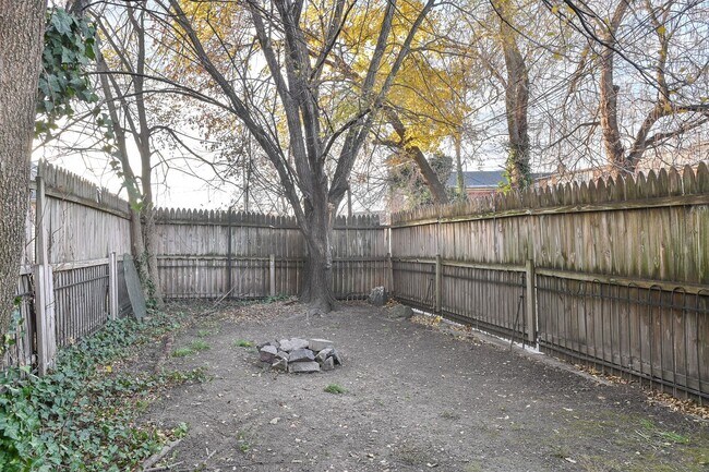 Building Photo - Large 5 Bedroom on Peffer