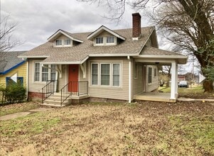 Building Photo - Gorgeous 2 BR bungalow in the newly hip 37...