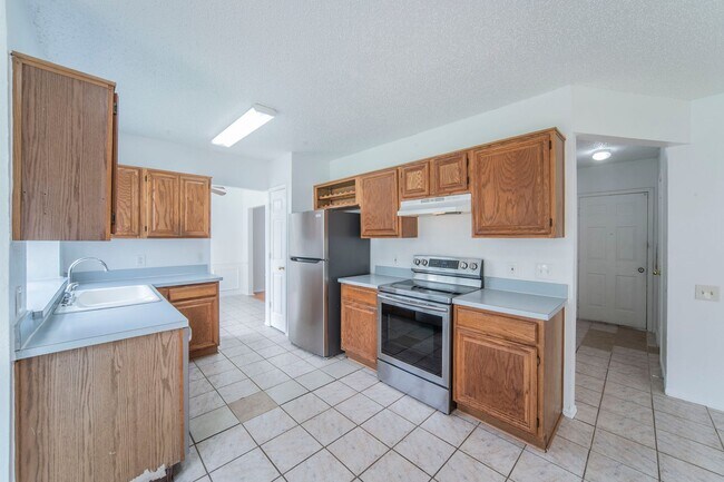 Building Photo - Spacious 4-Bedroom Home Across from the Pa...