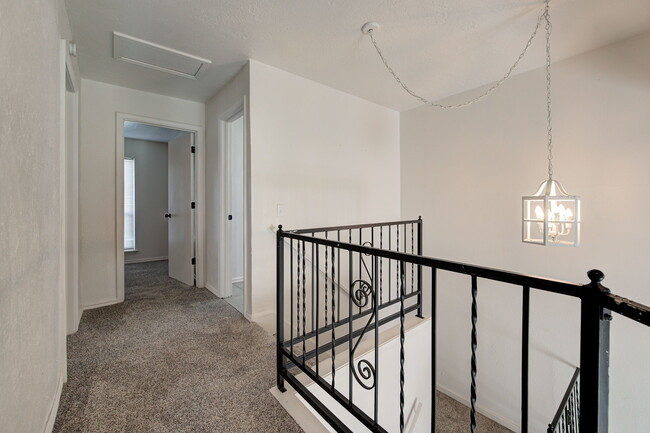 Building Photo - 727 Vicksburg Ave