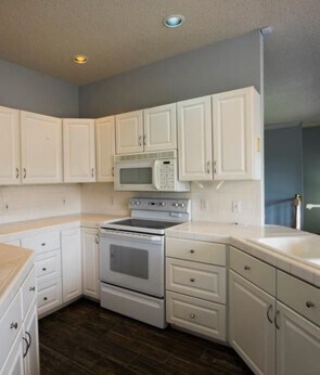 Building Photo - 18033 Broadview Dr