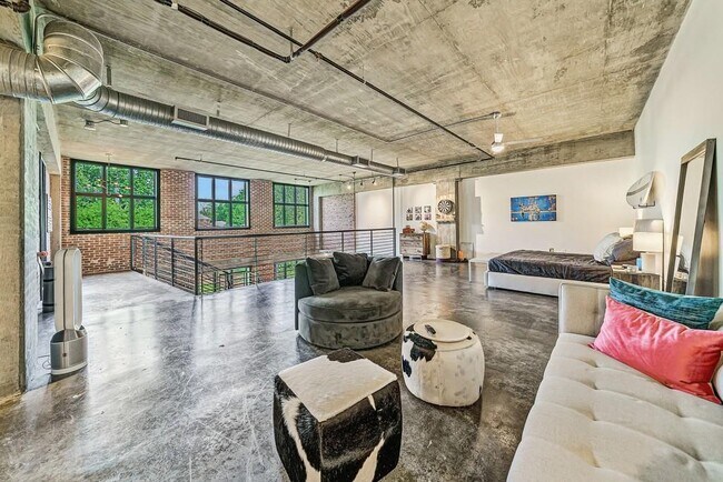 Building Photo - 640 Glen Iris Dr NE