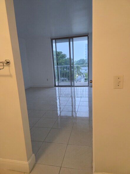 Building Photo - 1801 S Treasure Dr