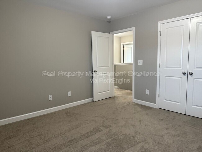 Building Photo - 432 Fallingbrook Dr