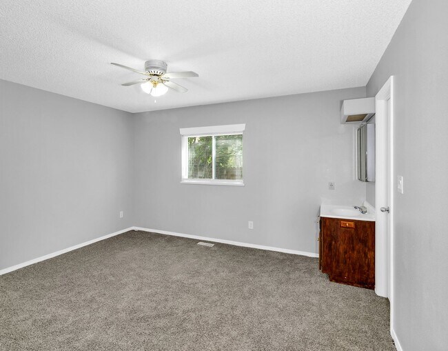 Building Photo - 466 1/2 Carson Lake Dr