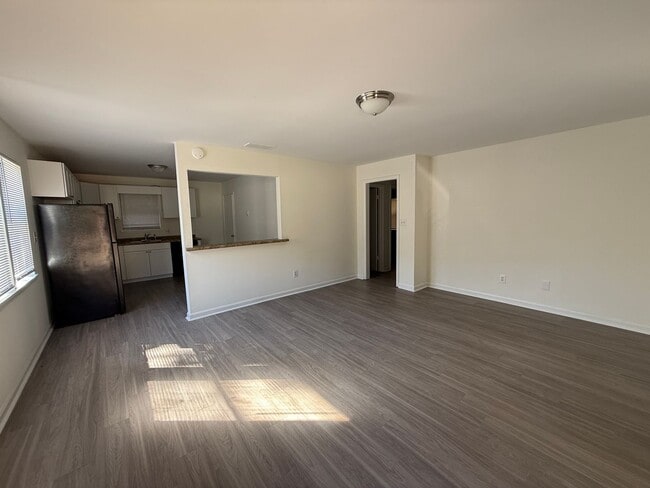 Building Photo - Cozy Pet-Friendly, 2-Bedroom, 1-Bath Duple...