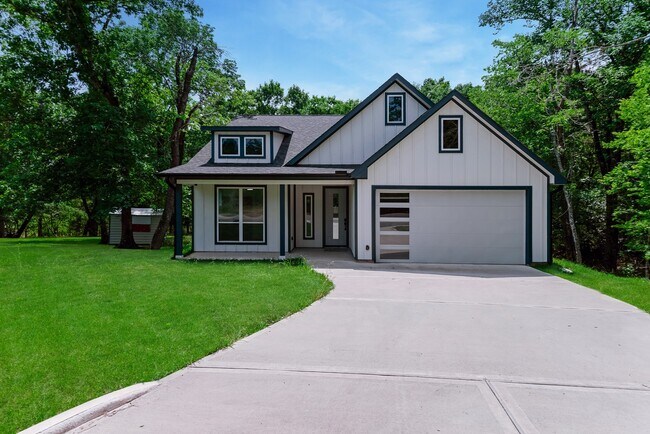 Primary Photo - 90 Piping Rock Pl