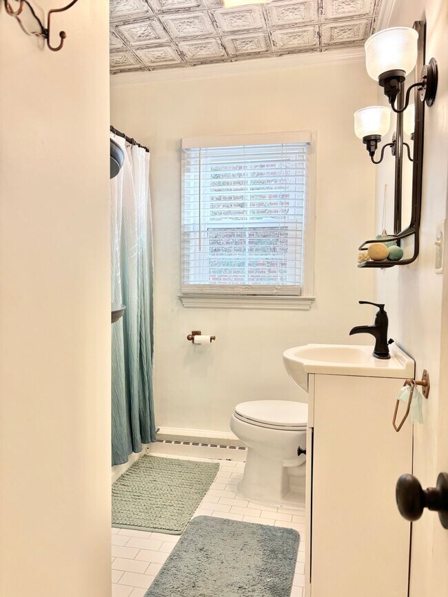 Building Photo - Spacious 3 Bedroom Convenient to Downtown High Point!