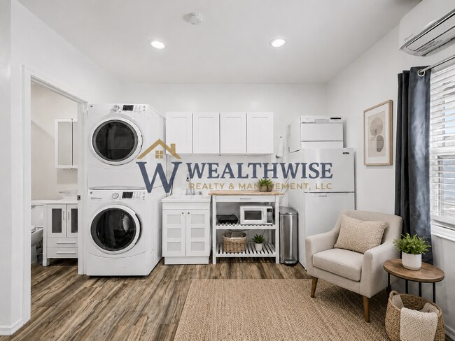 Building Photo - Private Studio Casita Near the University of Arizona Private gated covered parking!