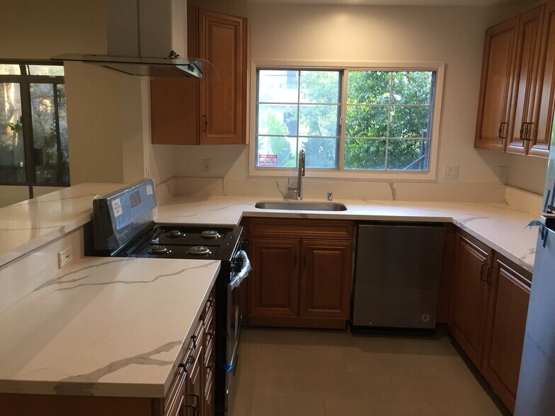 Building Photo - 954 S Barrington Ave