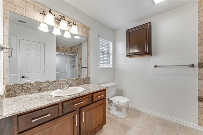 Building Photo - 804 Tyler St