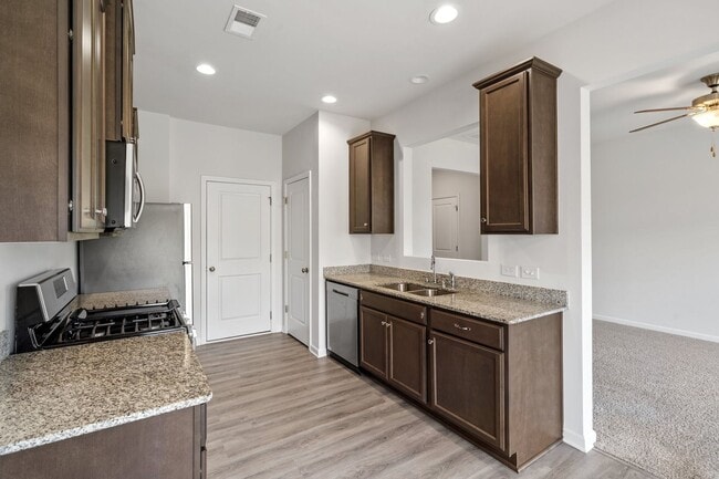 Building Photo - Lovely 3 BR, 2.5 BA Townhome, Centrally lo...