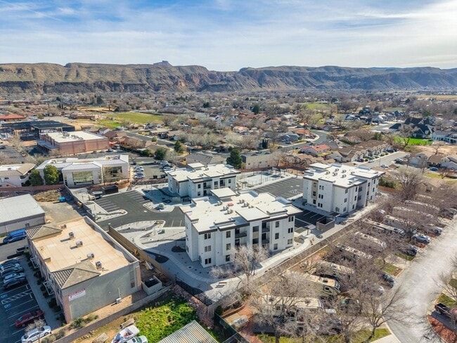 Building Photo - 983 W State St