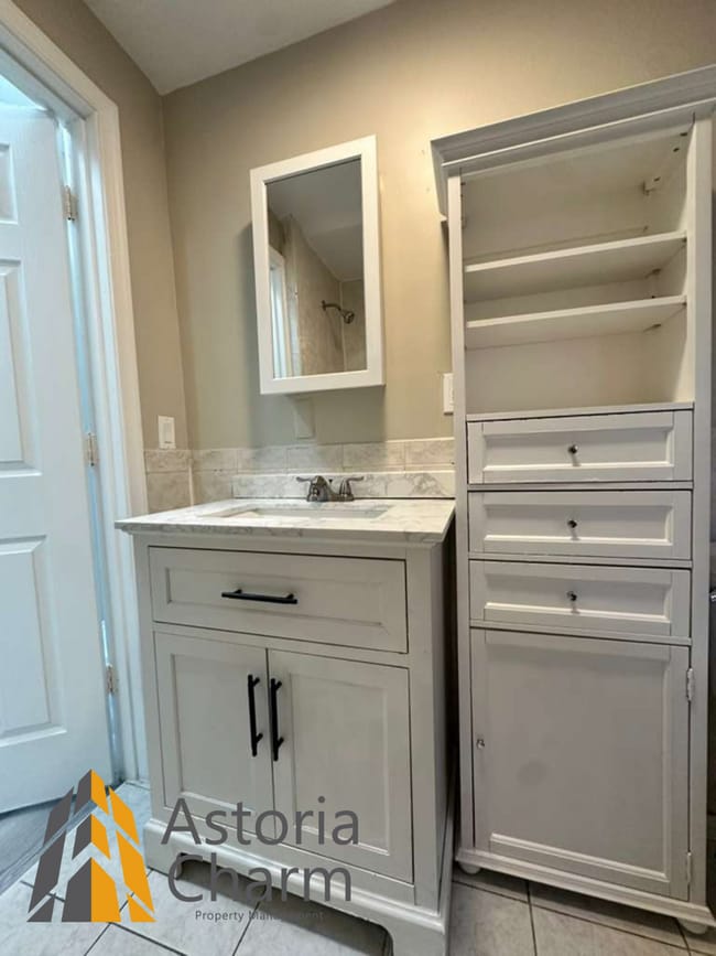 Building Photo - 3 Bedroom Rowhome with Deck and Updated Kitchen