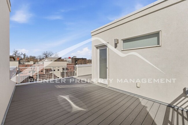 Building Photo - Townhome in the Highlands!