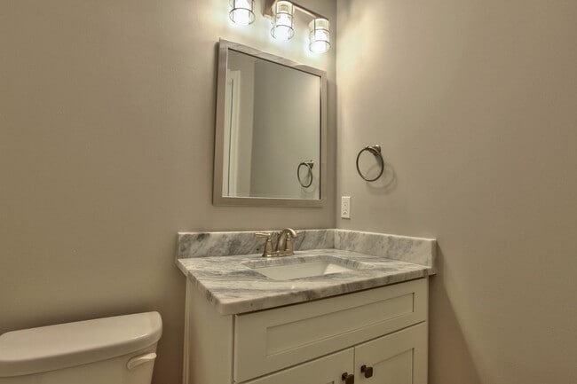 Building Photo - Unbelievable 3 Bedroom 3 Bathroom Upscale Town Home