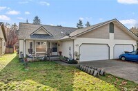 Building Photo - Quiet Updated Townhome in Prime Location!