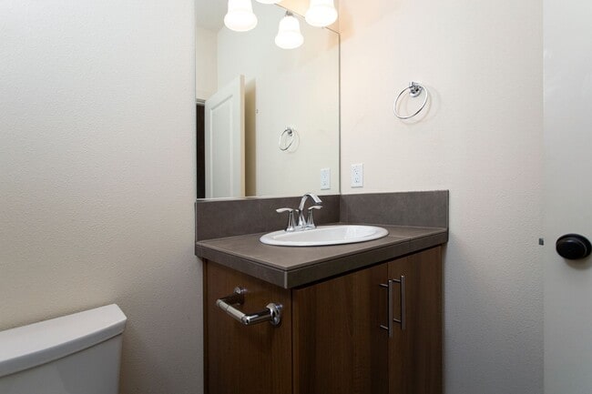 Building Photo - 2BD 2.5BA + Bonus Room Townhouse w/Garage + AC + Washer/Dryer Included