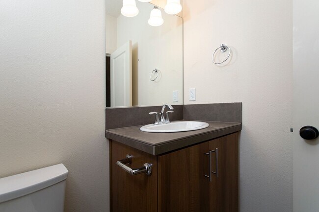 Building Photo - 2BD 2.5BA + Bonus Room/Den/Office Townhouse w/Garage + AC + Washer/Dryer Included