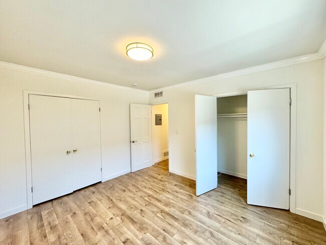 Building Photo - 14041 Moorpark St