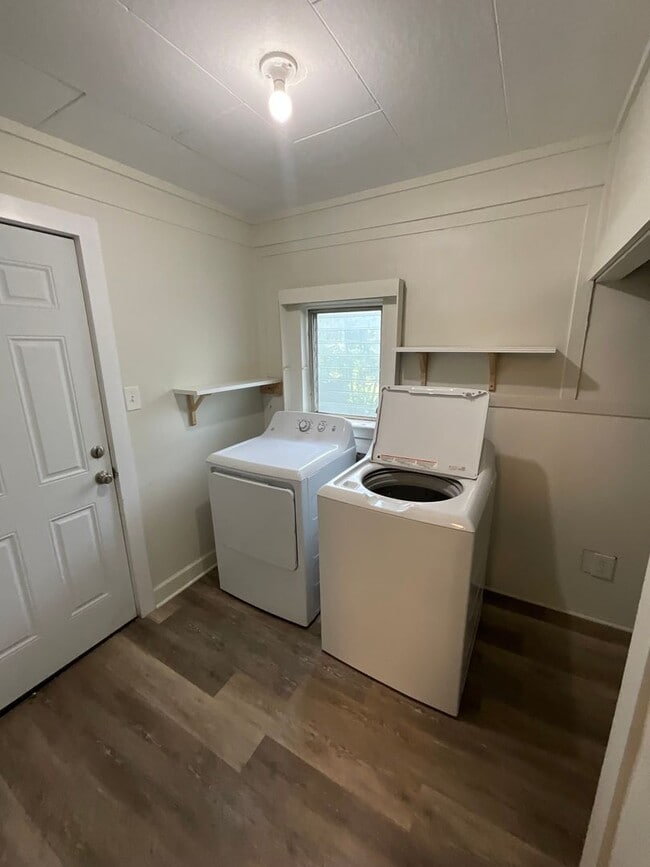 Building Photo - Cozy 2 Bedroom