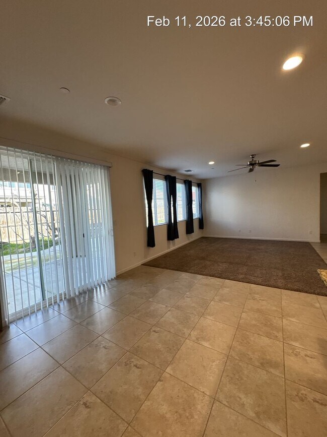 Building Photo - 4 Bedroom home! Rent Ready NW Visalia!