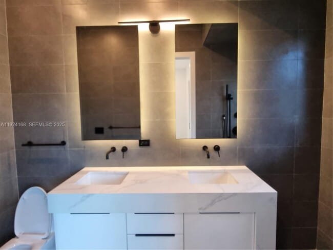 Building Photo - 810 NE 14th Pl