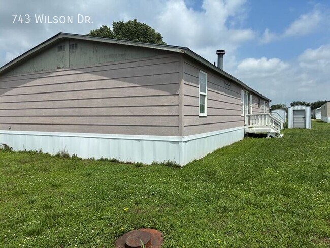 Building Photo - 743 Wilson Dr