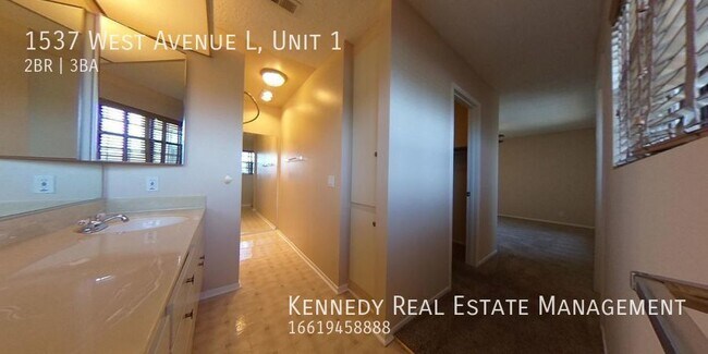 Building Photo - Location, Location, Location! 2 Bedroom To...