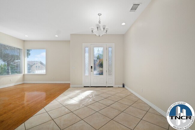 Building Photo - Gorgeous 4 Bedroom | 3.5 Bath
