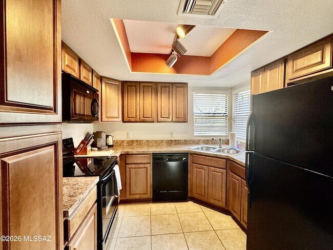 Building Photo - 5855 N Kolb Rd