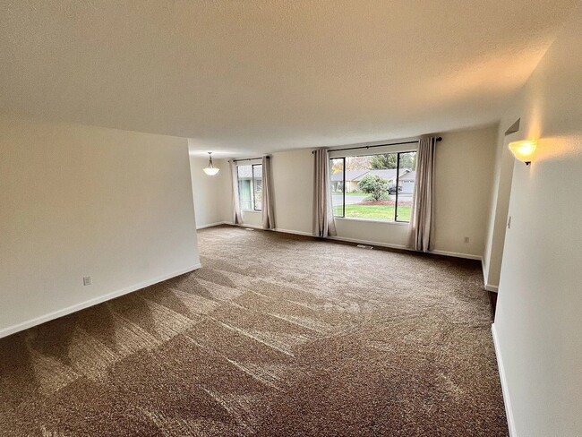 Building Photo - Rambler Golf Course View 3bd 2bath Avail. March 6th