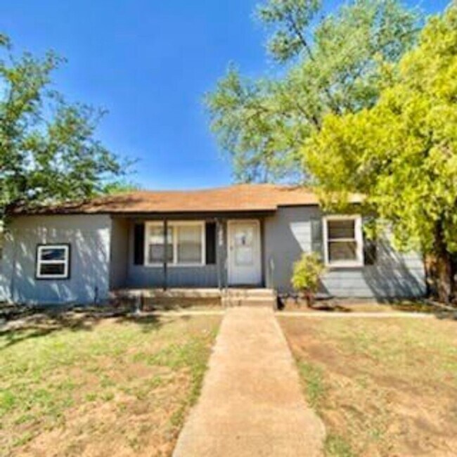 Building Photo - Handyman Special $0 First Month's Rent / “You fix, you SAVE BIG!!” Contact Diane for details: 806...