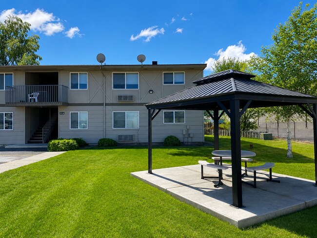 Building Photo - Apartment Hunting? This Union Gap Find Is Worth a Look!