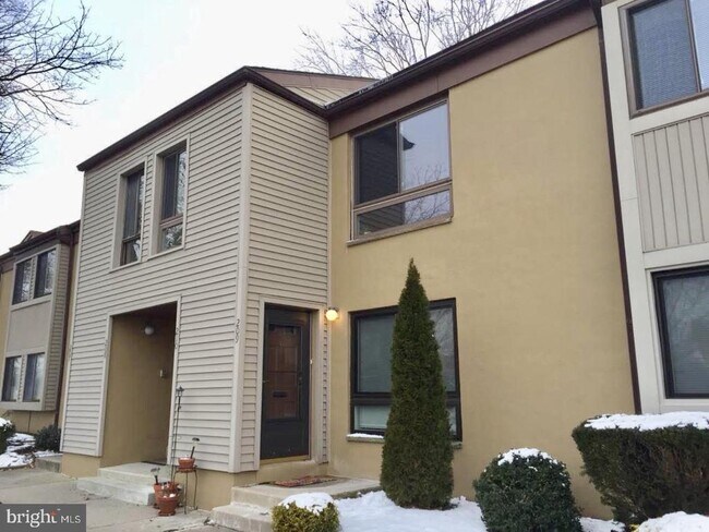 Building Photo - 210 James Ct