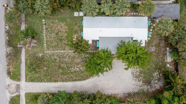 Building Photo - 4943 SE Flounder Ave