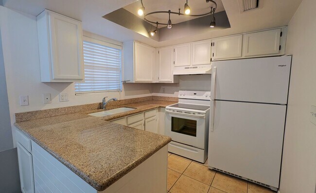 Building Photo - 3 Bedroom Townhome Near W University Dr and S Hardy Dr!