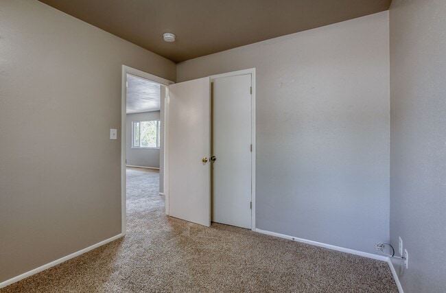 Building Photo - Centrally located 4 bedroom home!