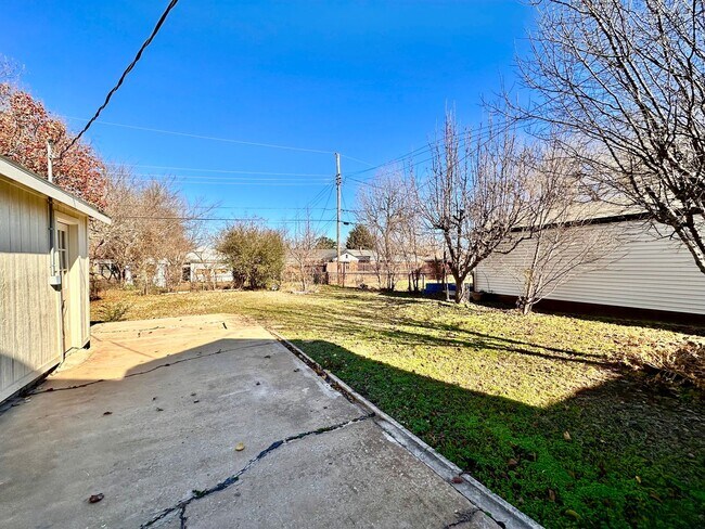 Building Photo - For Rent – Charming NW OKC Home with Solar Panels & Huge Backyard - Move in Deposit-Free (If Qual...
