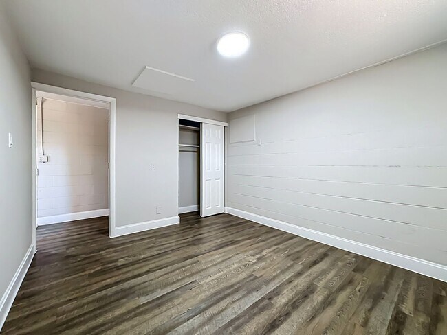 Building Photo - 702 21st Ave W